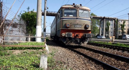 Patru persoane furau calea ferată cu tirul - d5f86dc6581f8d3c11d1583167b1d1ad.jpg