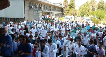 Medicii din Constanța au urmat exemplul celor din Brăila: și-au strigat durerea în stradă (galerie foto) - d6e426b58b11ad75f45e137a499a1066.jpg