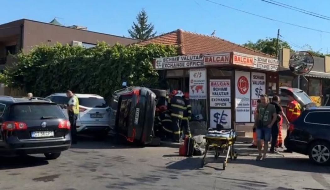 O mașină s-a răsturnat la intersecția străzilor Zorelelor cu Unirii, în urma unui accident rutier