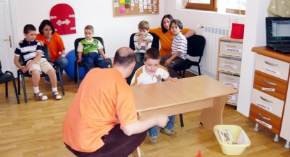 Un copil cu autism a învățat, după cinci ani de terapie, să zâmbească - d7bcde7e240d3ccee3f7ae3021181c96.jpg