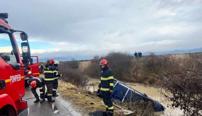 Trei persoane au murit după ce s-au răsturnat cu maşina într-un şanţ cu apă