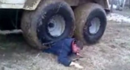 Incredibil. Un rus inconștient se lasă călcat de camion - d83041dbff954beb3df66aec99b7a0ac.jpg