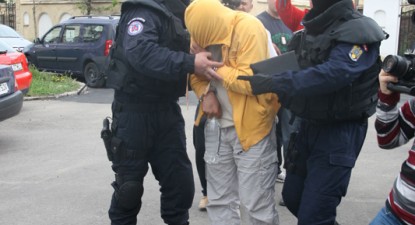 Prinși când vroiau să retragă cu acte false aproape 700.000 de euro dintr-un cont - d8d0b8c0be8d8d7536658ddccd36f0e2.jpg