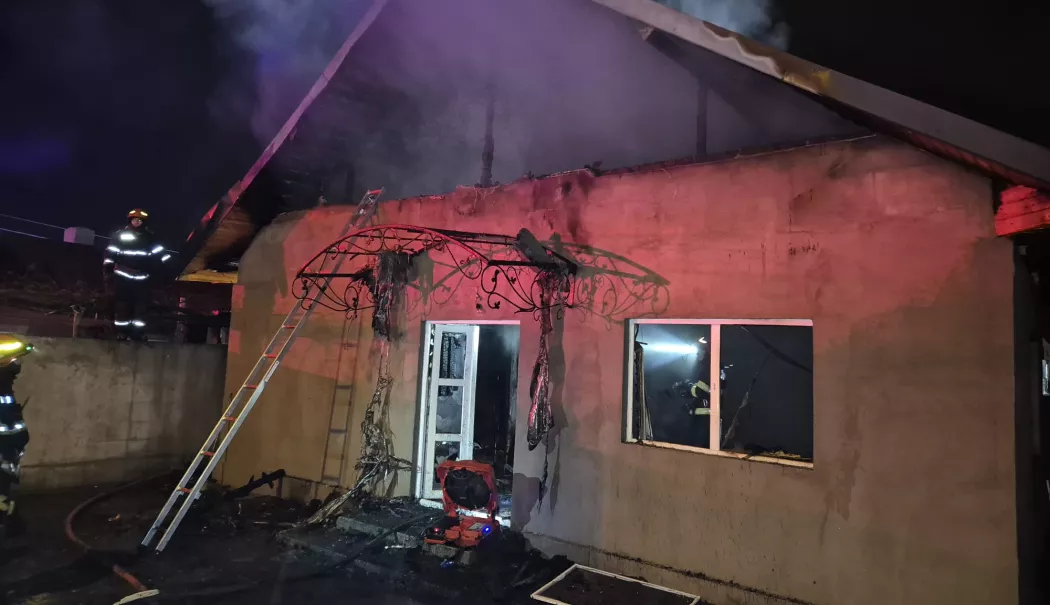 UPDATE O casă a luat foc în Palazu Mare. Mai multe gospodării sunt în pericol - d8e37a7953cf440b9eb03210407f9965-1770791744.webp