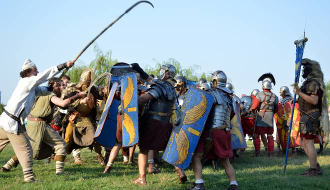 Show emoționant, cu lupte cu gladiatori, care romane și teatru antic - daciisiroamnaiis30-1440936494.jpg
