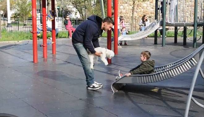 Video șocant / Cât de repede se lasă convins un copil să plece cu un străin - dailymail-1430736372.jpg