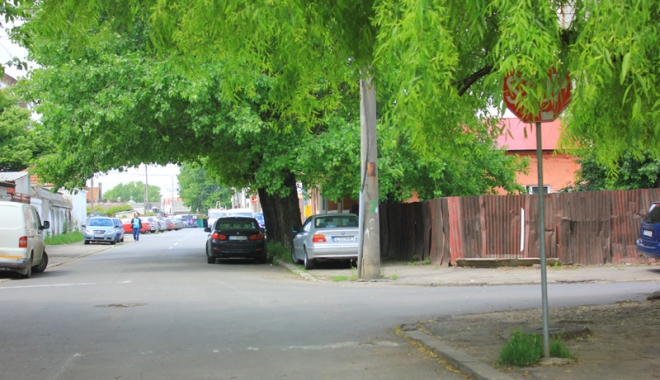 Străzi cu prioritate... înfundate  și marcaje rutiere ascunse după copaci! - dale3-1463072503.jpg