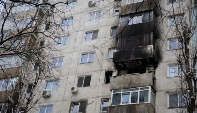 EXPLOZIE într-un bloc! Flăcările a ajuns până la etajul 4, iar un bărbat are arsuri grave - dambovitaexplozieputernicaintrun-1521970951.jpg