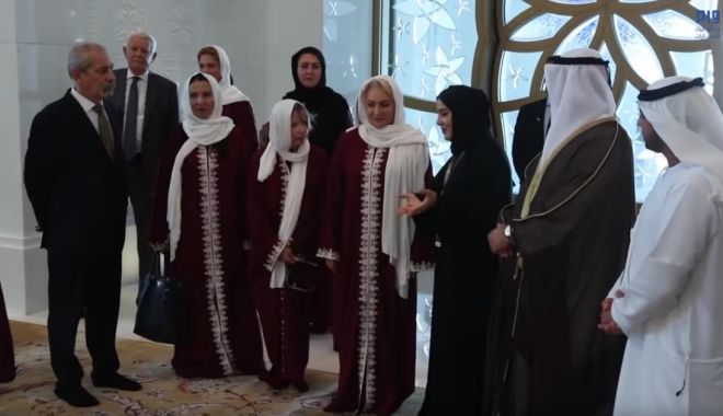 Viorica Dăncilă, îmbrăcată în haine islamice la Moescheea Sheikh Zayed din Abu Dhabi - dancila1-1539849912.jpg