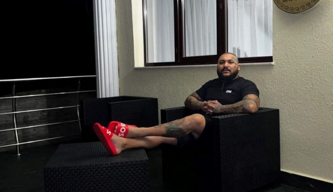 Manelistul Dani Mocanu, aniversare în arest la domiciliu, cu polițiștii la poartă