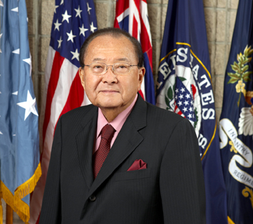 A murit seniorul Senatului American - daniel-1355846591.jpg