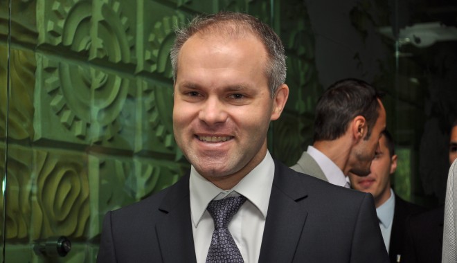 Dascălii au pregătit o surpriză ministrului Funeriu - danielfuneriu6-1322638396.jpg