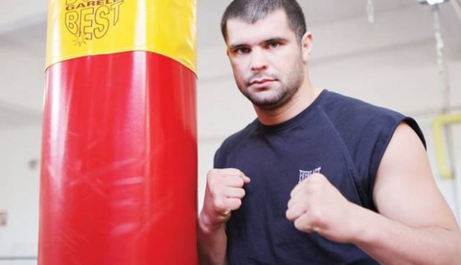 Daniel Ghiță, făcut KO cu un picior în cap de Semmy Schilt în finala K1 - danielghita-1356972271.jpg
