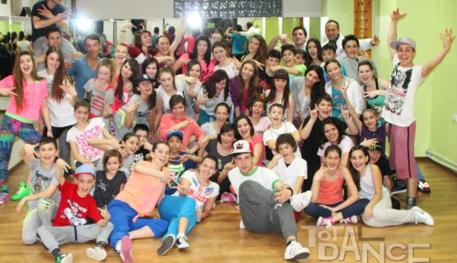 Dans / Mâine, Flashmob în față la City Park Mall. Vezi aici video cu coregrafia / VIDEO - dansflashmob-1369056990.jpg