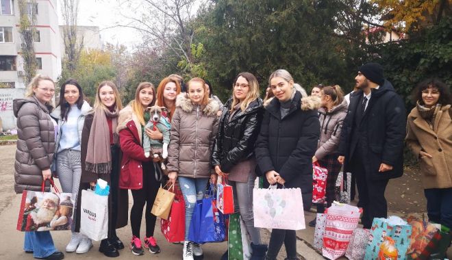 Studenţii ovidieni le-au oferit zâmbete şi cadouri copiilor din centrele de plasament - daruri2-1670499365.jpg