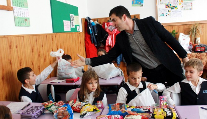 Daruri pentru elevii din Năvodari din partea primarului Nicolae Matei - daruripentruelevi-1386354637.jpg