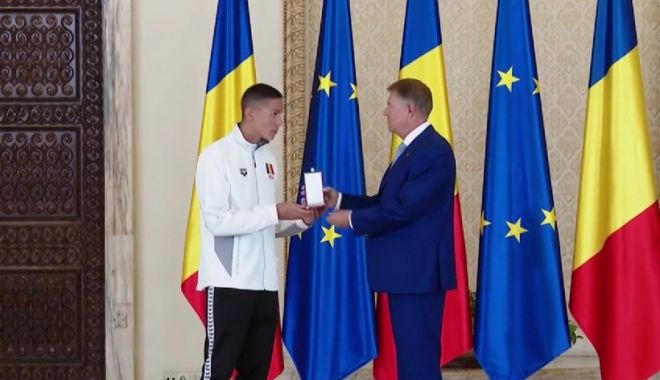 Campionul David Popovici, decorat de preşedintele Klaus Iohannis: "O conduită morală de excepţie, disciplină, maturitate şi modestie"