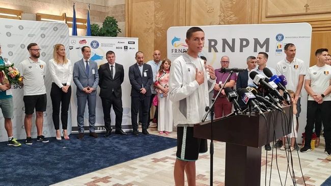 David Popovici, campionul olimpic de la Paris a revenit în țară. Ce a declarat la aeroport - david-popovici-a-revenit-in-tara-1722610998.jpg