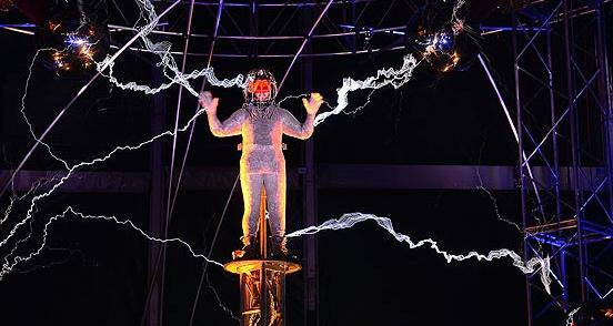 DAVID BLAINE a șocat din nou, la propriu. Prin trupul lui au trecut 1 milion de volți! VIDEO - davidblaine-1349599362.jpg