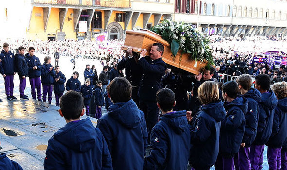 GALERIE FOTO / Mii de persoane la înmormântarea fotbalistului Davide Astori - davideastori928893-1520516975.jpg
