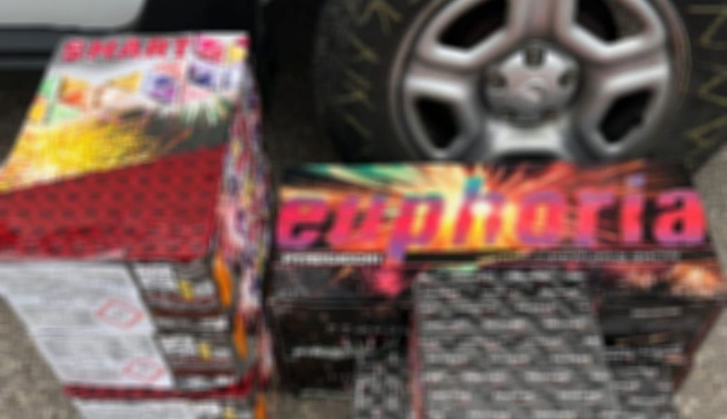 Au fost prinși când vindeau materiale pirotehnice din portbagaj. Acum sunt cercetați penal - db9e5e8050c348acb834e36ac4add80b-1743154687.jpg