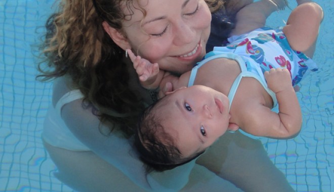 Galerie FOTO: Mariah Carey și Nick Cannon au postat pe internet primele poze ale bebelușilor - dbf05-1319470544.jpg