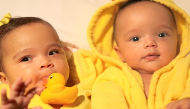 Galerie FOTO: Mariah Carey și Nick Cannon au postat pe internet primele poze ale bebelușilor - dbf17-1319470507.jpg