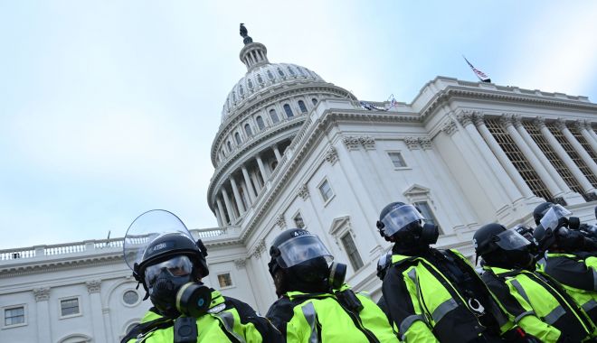 Un poliţist a murit în urma atacului de la Capitoliu. Bilanțul violențelor a ajuns la 5 morți - dc-1610092529.jpg