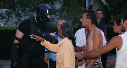 Război în stradă între două grupări de romi din Mangalia - dc4851f871abe517bd3c0ac7a804af33.jpg