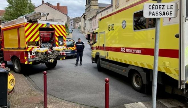 A fost nevoie de 50 de pompieri ca să fie scoasă din casă, o femeie de 391 de kilograme, pentru a o duce la spital