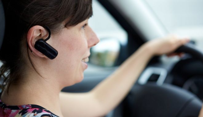 Șoferii pot vorbi la telefon în mers! Președintele a promulgat legea - dd-1585908211.jpg