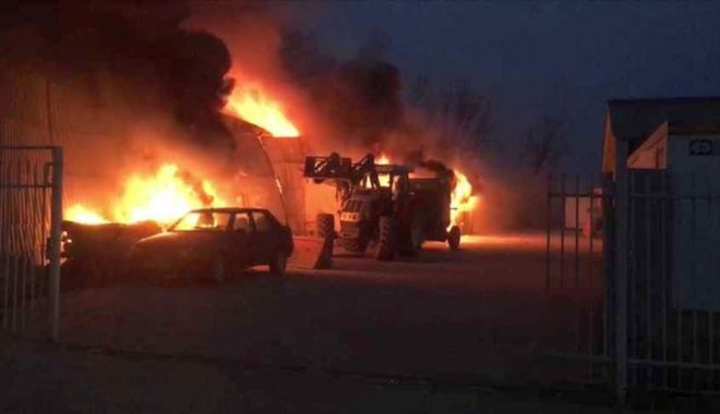 Fermă distrusă de flăcări! Un bărbat și peste 700 de animale au murit în incendiu - dd-1586081613.jpg