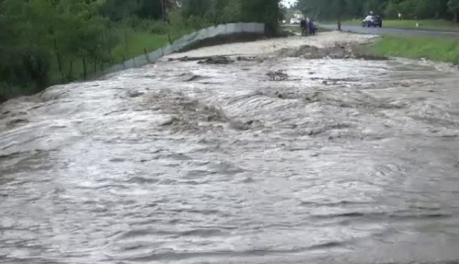 Atenționări de inundații pentru râuri din șapte județe - dd-1588513190.jpg