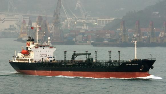 ABANDONAT DE ECHIPAJ! Tanc petrolier, eșuat pe un recif din Marea Java - ddd-1578828767.jpg