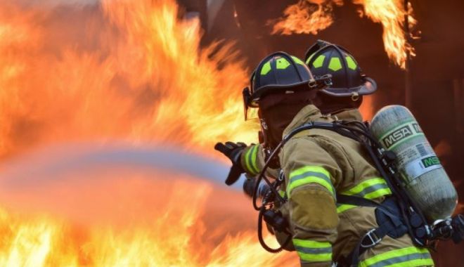 Incendiu cu pericol de explozie la hală! Pompierii acționează! - ddd-1578856271.jpg