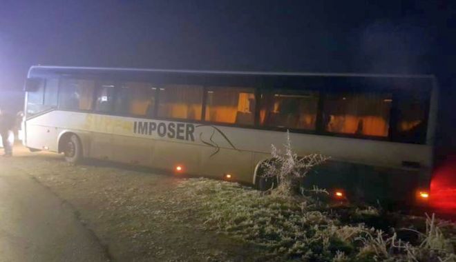 Autobuz ajuns în șanț! A fost nevoie de intervenția ISU - ddd-1578900295.jpg