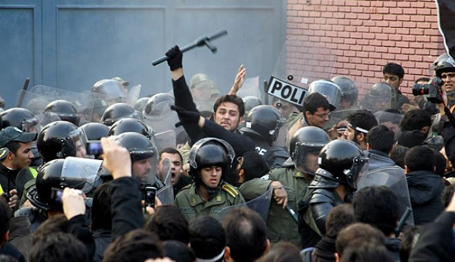 Tensiuni la Teheran! Poliția calmează spiritele - ddd-1578904549.jpg