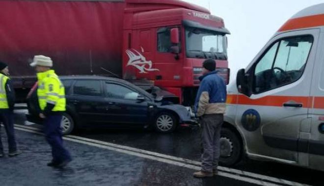 Viteza în curbă face victime! Coliziune în lanț pe DN7 - ddd-1578987976.jpg