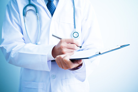 Doar în România… Un fals medic consultă pacienți în locul soției! - ddd-1579163872.jpg