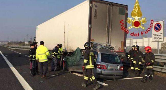 TRAGEDIE ÎN ITALIA! Au intrat cu mașina sub TIR-ul unui șofer român - ddd-1579511008.jpg