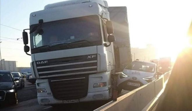 TIR contra Toyota pe autostradă. Cine avea prioritate? - ddd-1579682744.jpg
