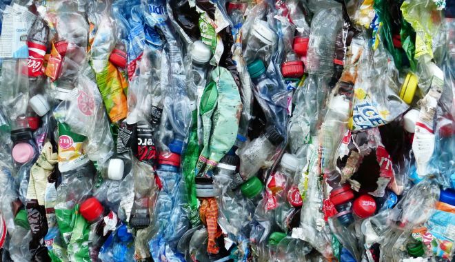Cel mai mare poluator? Coca-Cola nu renunță la sticlele de plastic - ddd-1579691488.jpg