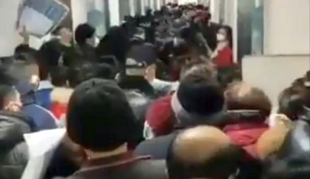 Panică la Wuhan! Oamenii se calcă în picioare pe holurile spitalului! - ddd-1580033702.jpg
