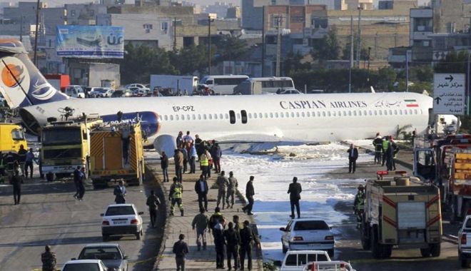 Un avion de pasageri a ratat aterizarea și a ajuns pe autostradă! - ddd-1580121681.jpg