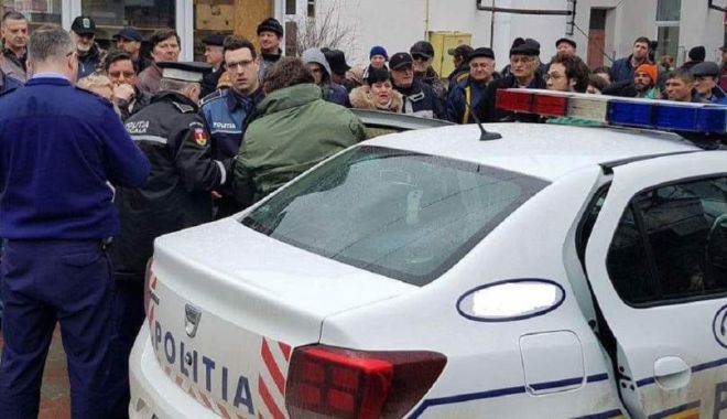 IDEE NEINSPIRATĂ: A încercat să fure un portofel sub ochii polițiștilor! - ddd-1580133172.jpg