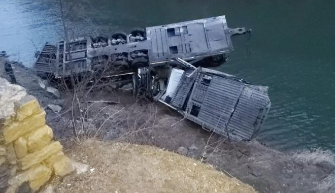 Oboseala la volan poate avea consecințe grave: MAȘINI CĂZUTE ÎN OLT! - ddd-1580370181.jpg