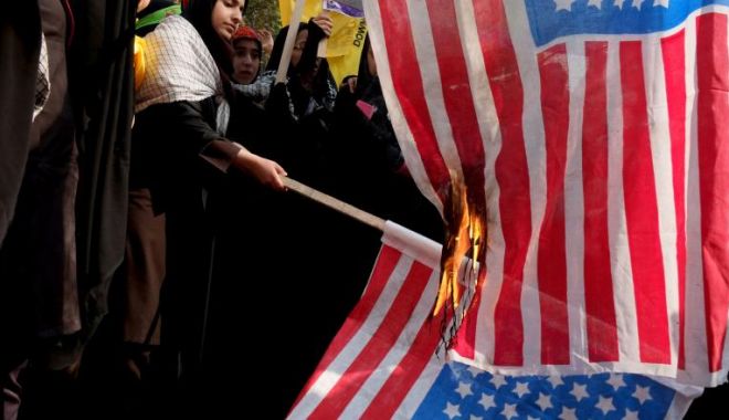 Afacere profitabilă în Iran: fabrică de steaguri pentru ars la proteste! - ddd-1580389945.jpg