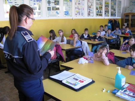 Continuă activitățile de prevenire în școli - ddd-1580467768.jpg