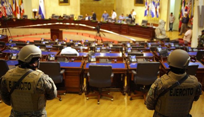 Tactică de intimidare? Armata a descins în Parlamentul din El  Salvador - ddd-1581369115.jpg