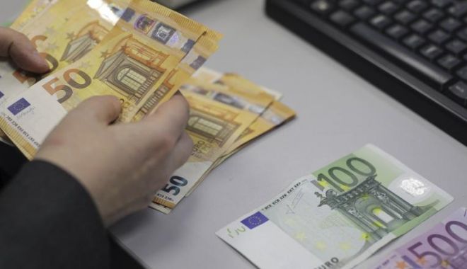 Premieră în schimbul valutar: moneda euro a trecut de 4,8 lei - ddd-1582284187.jpg